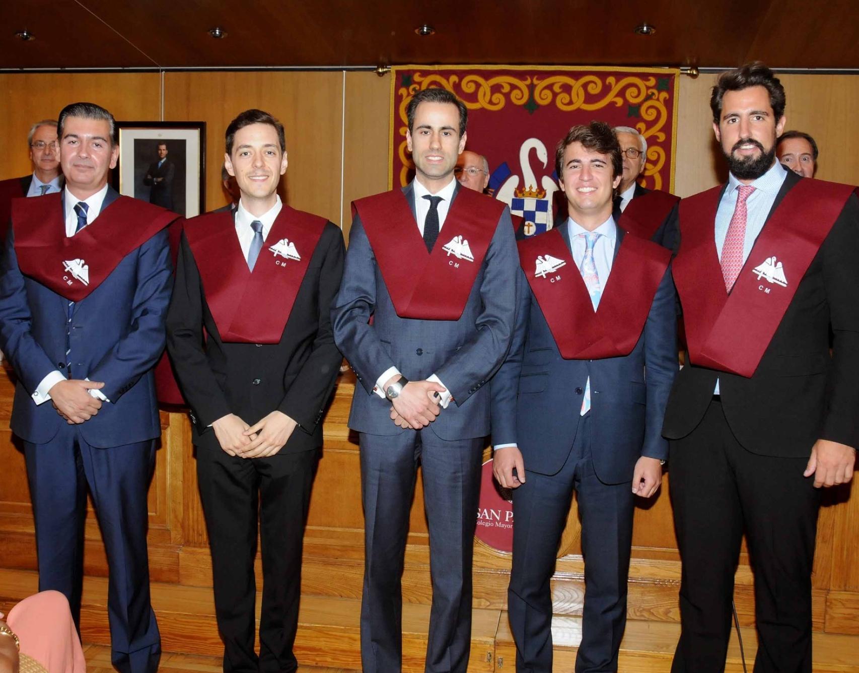 El candidato de Vox a presidente de Castilla y León (primero por la derecha) cuando fue homenajeado por su colegio mayor.