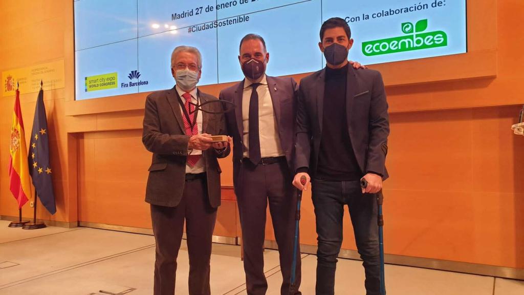 De izquierda a derecha, Eduardo Galante,  el alcalde de Ibi Rafael Serralta y Rubén Barea.