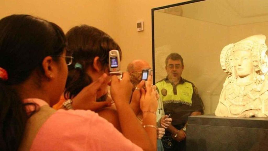 La Dama de Elche, expuesta en el MAHE de Elche en la que es su última cesión, en 2006