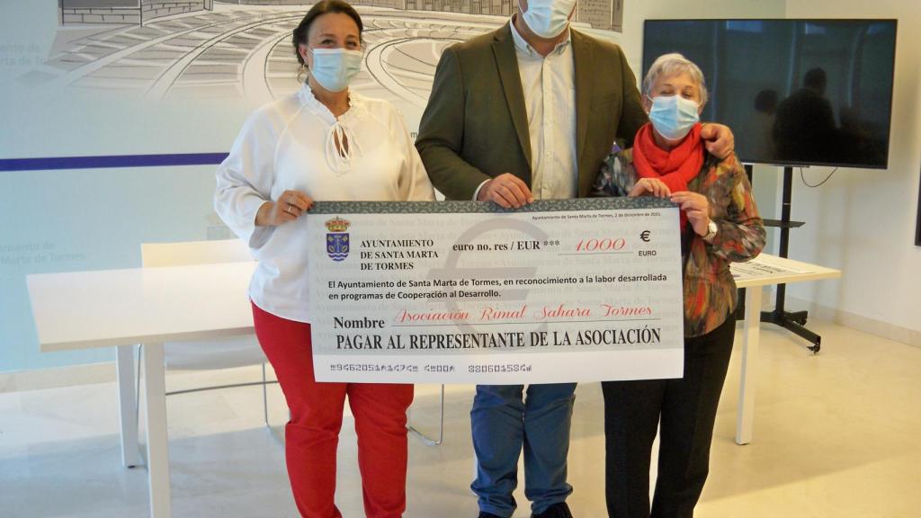 Entrega del cheque a la asociación Rimal Sáhara Tormes