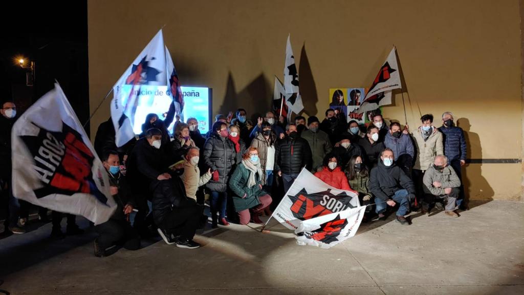 Imagen de la pegada de carteles de ¡Soria Ya! Fotografía: ICAL