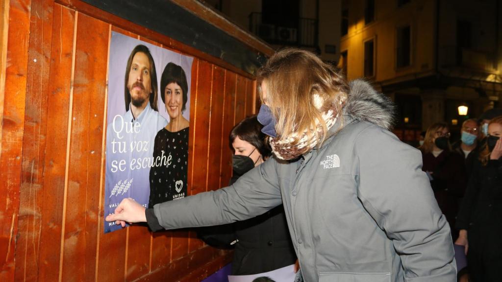 Imagen de la pegada de carteles de Unidas Podemos