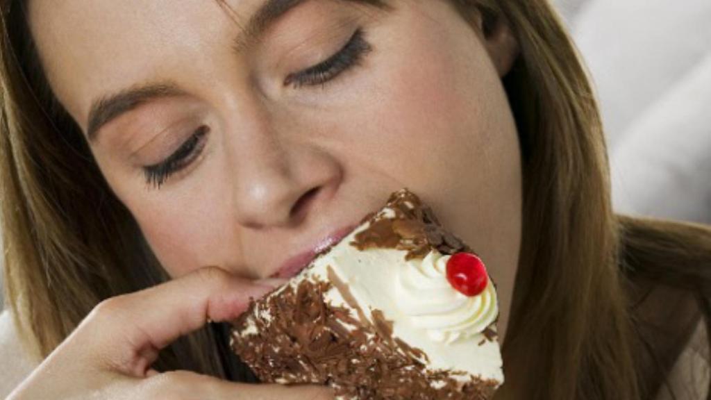 Antojos de dulce, agotamiento y cambios de humor son síntomas de candidiasis.