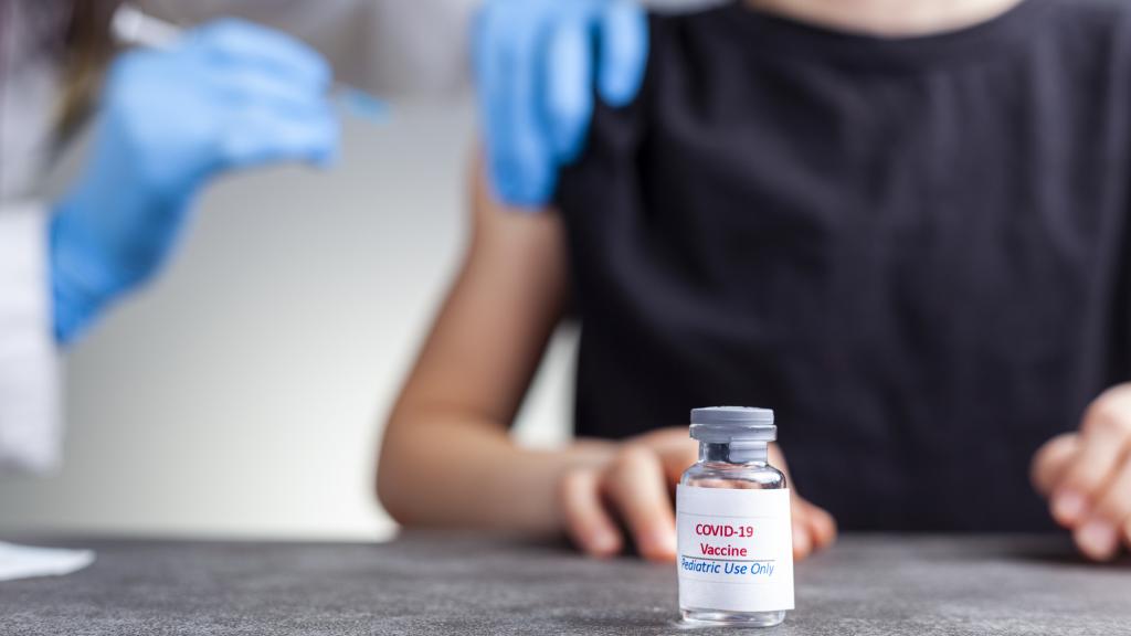 La vacunación pediátrica para menores de cinco años está aún en ensayos clínicos.
