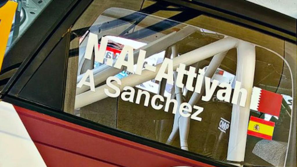 La puerta del coche de Nasser Al-Attiyah y Alba Sánchez
