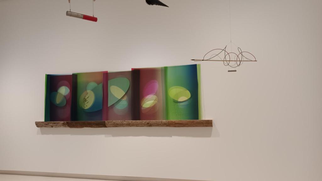 'Lava residue', 2021. Arriba, dos brújulas de la serie 'Compass travellers', 2022