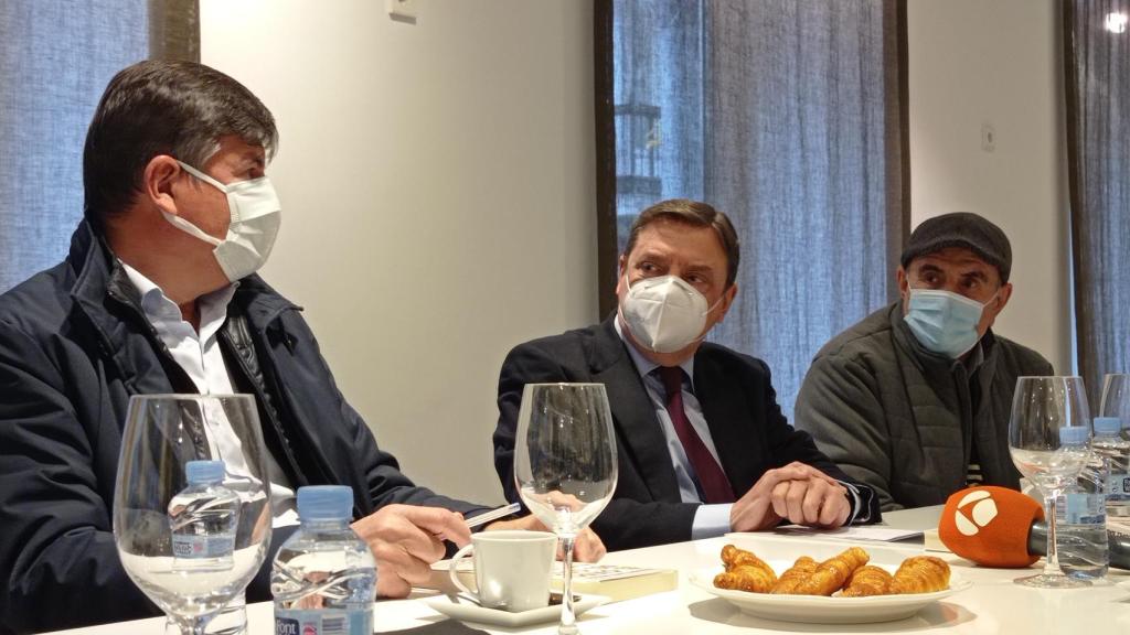 El ministro Luis Planas, entre el autor de 'El óxido del cielo', Alejandro López Andrada, y el editor del libro, Manuel Pimentel.