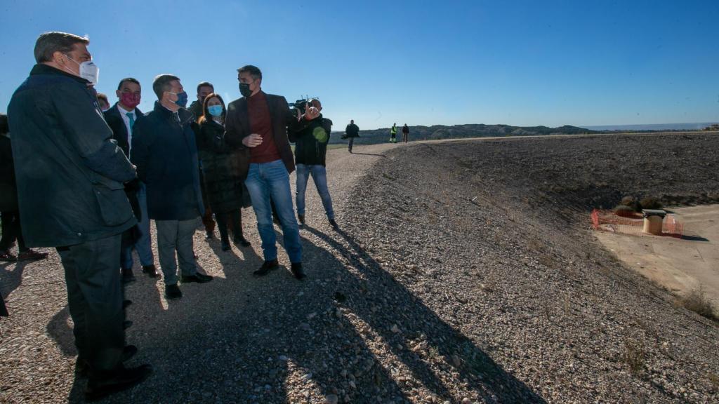 El ministro Luis Planas, en una visita con Emiliano García-Page a las obras de conversión en regadíos de expliaciones agrarias en Castilla-La Mancha.