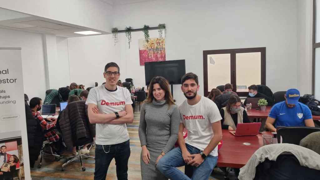 Álex Sánchez, Ana Rodríguez  y Ramón Rubio, en la sede malagueña de Demium.