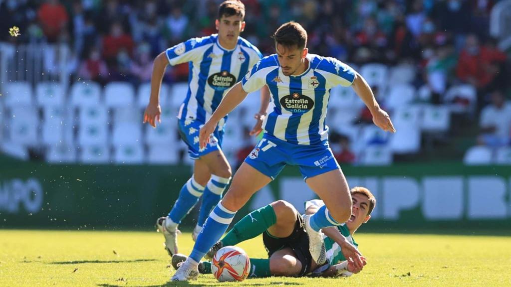 Lance de juego en el partido de la primera vuelta entre Racing de Santander y Deportivo.