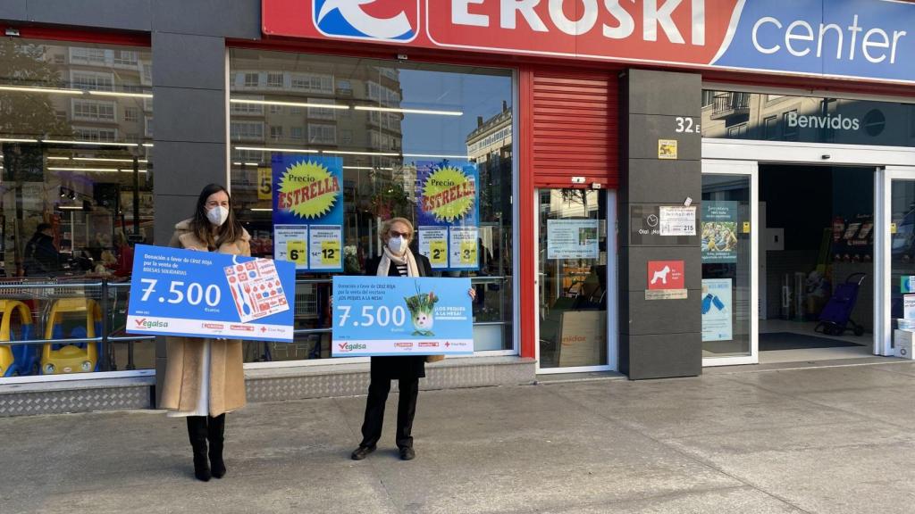 Acto de entrega de la donación a Cruz Roja