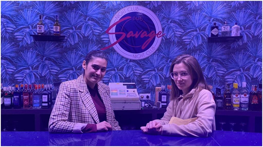 Andrea Deán y Miriam Muñiz, responsables del Pub Savage, en Boiro.
