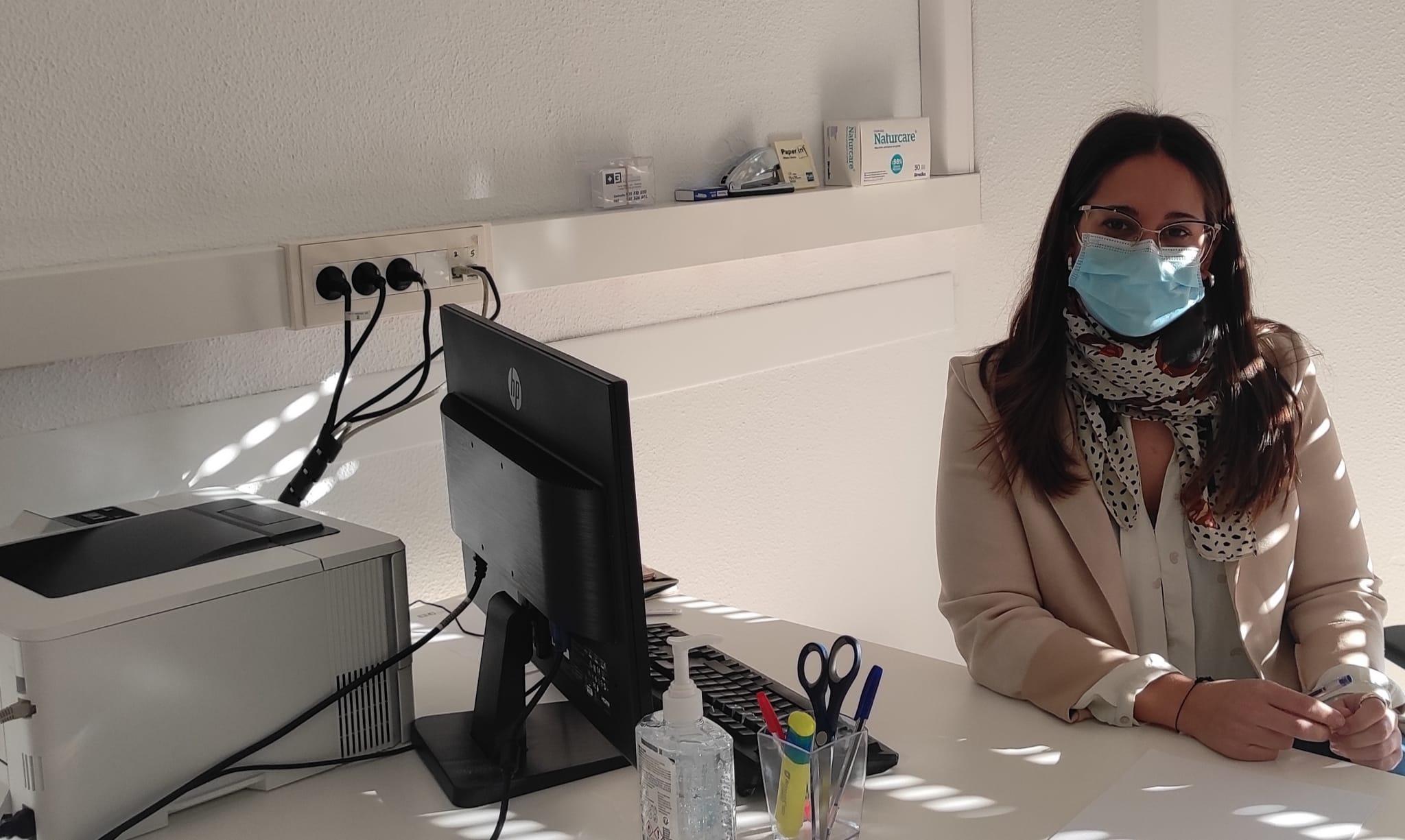 Paula Marcos en su consulta de Ferrol. Foto: Quincemil.