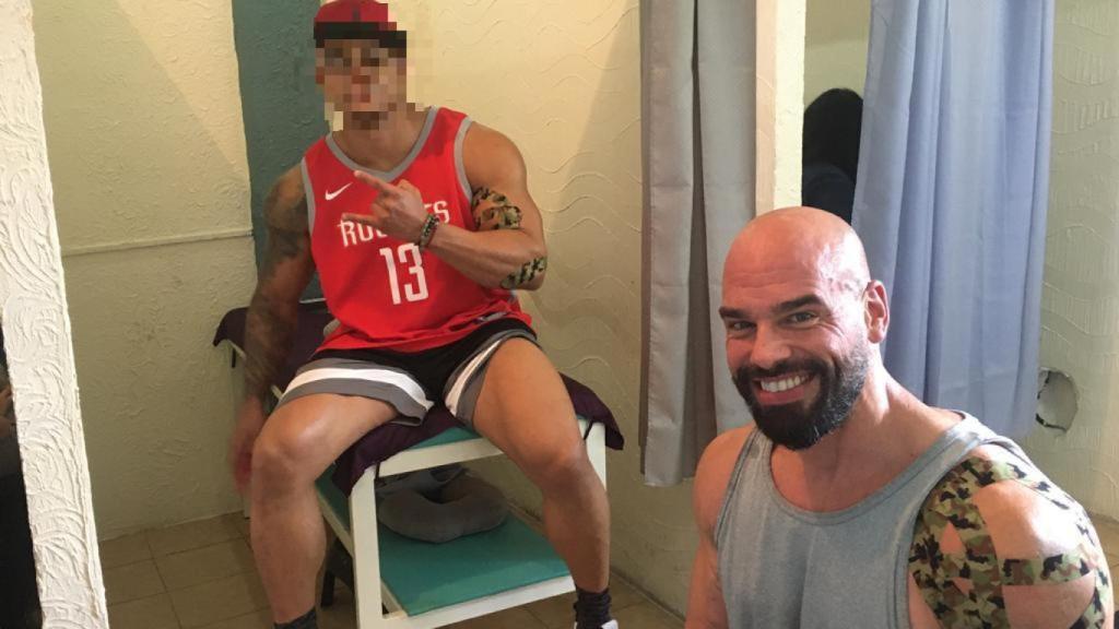 El culturista Sergio Fernández, a la izquierda.