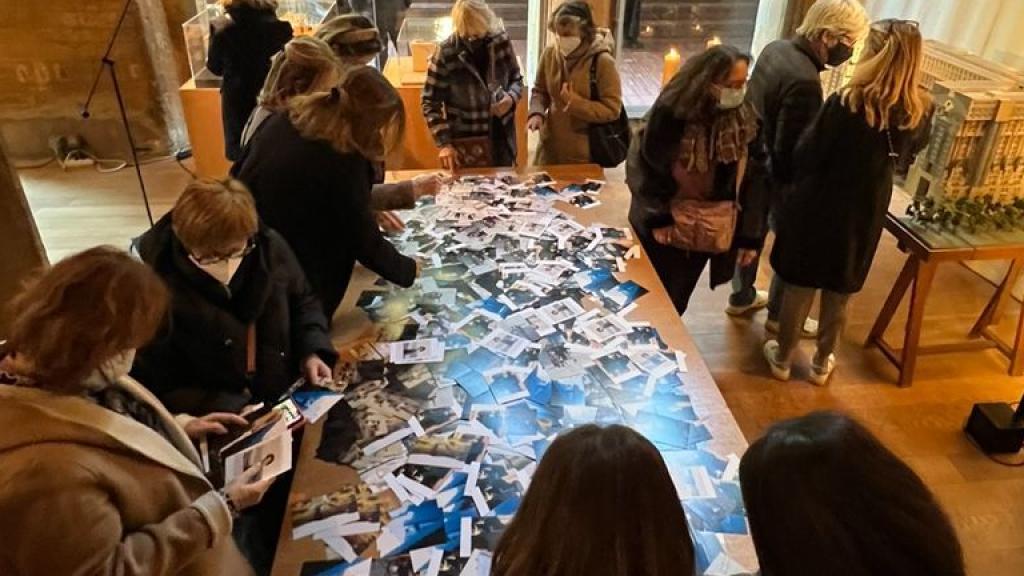 Los vecinos en busca de un recuerdo.