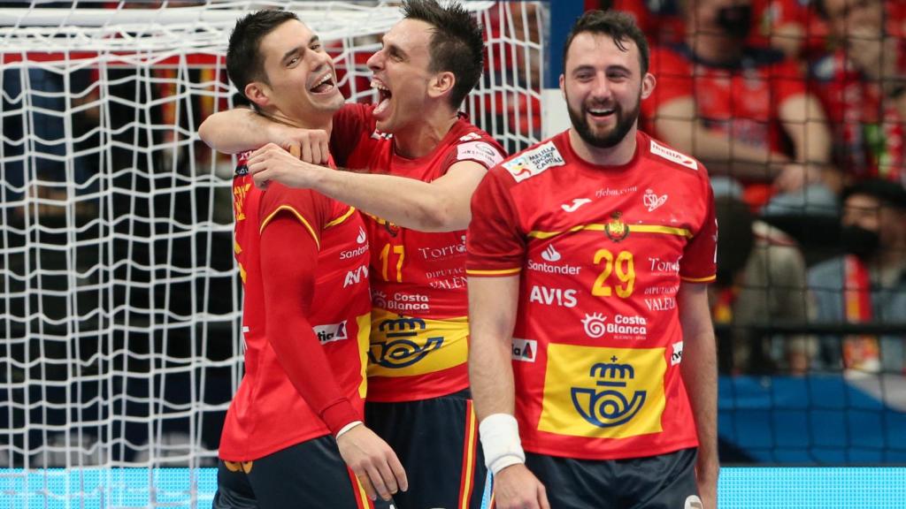 Aitor Ariño, a la derecha, tras conseguir España el pase a la final del Europeo