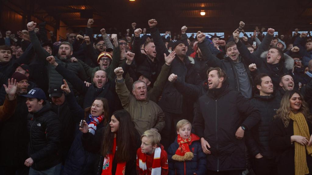 Aficionados de la Premier League en el campo del Liverpool