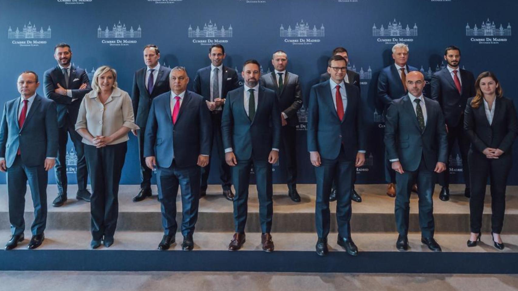 Primera fila: Aurelian Pavelescu (PNT-Rumanía), Marine Le Pen (AN-Francia), Viktor Orbán (Fidesz-Hungría), Santiago Abascal (Vox), Mateusz Morawiecki (PiS-Polonia), Jorge Buxadé (Vox) y Marlene Svazek (FPÖ-Austria). Detrás: Paolo Borchia (Lega-Italia), Valdemar Tomasevski (AFC-Lituania), Tom Van Grieken (Vlaams Belang-Bélgica), un representante del IMRO de Bulgaria, Martin Helme (EKRE-Estonia), Rob Roos (JA21-Países Bajos) y Vincenzo Sofo (Fratelli-Italia).