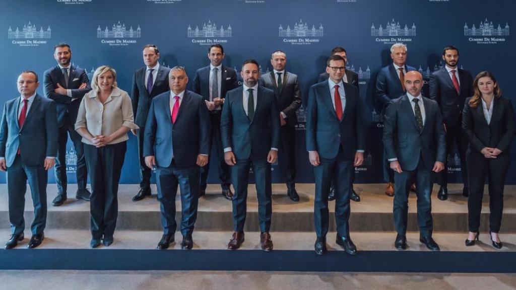 Primera fila: Aurelian Pavelescu (PNT-Rumanía), Marine Le Pen (AN-Francia), Viktor Orbán (Fidesz-Hungría), Santiago Abascal (Vox), Mateusz Morawiecki (PiS-Polonia), Jorge Buxadé (Vox) y Marlene Svazek (FPÖ-Austria). Detrás: Paolo Borchia (Lega-Italia), Valdemar Tomasevski (AFC-Lituania), Tom Van Grieken (Vlaams Belang-Bélgica), un representante del IMRO de Bulgaria, Martin Helme (EKRE-Estonia), Rob Roos (JA21-Países Bajos) y Vincenzo Sofo (Fratelli-Italia).