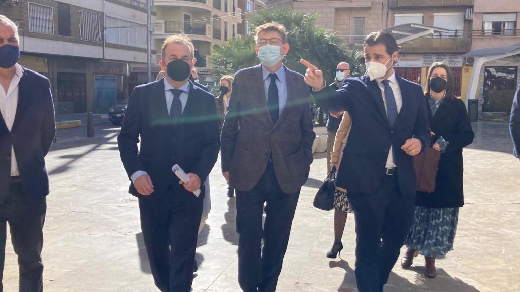 El alcalde Eduardo Dolón conversa con Ximo Puig este sábado.