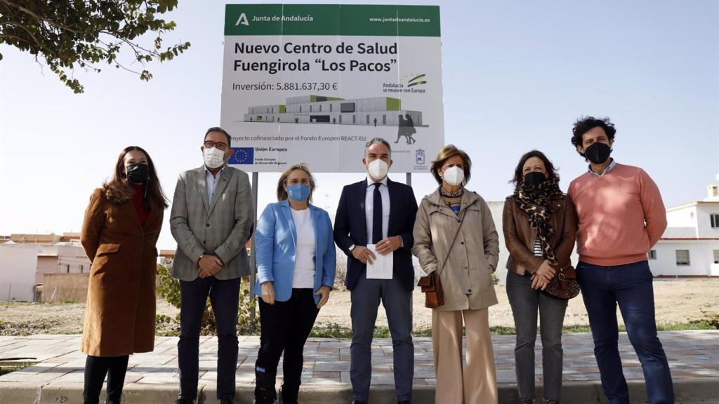 Elías Bendodo visita los terrenos en los que se va a edificar el nuevo centro de salud.