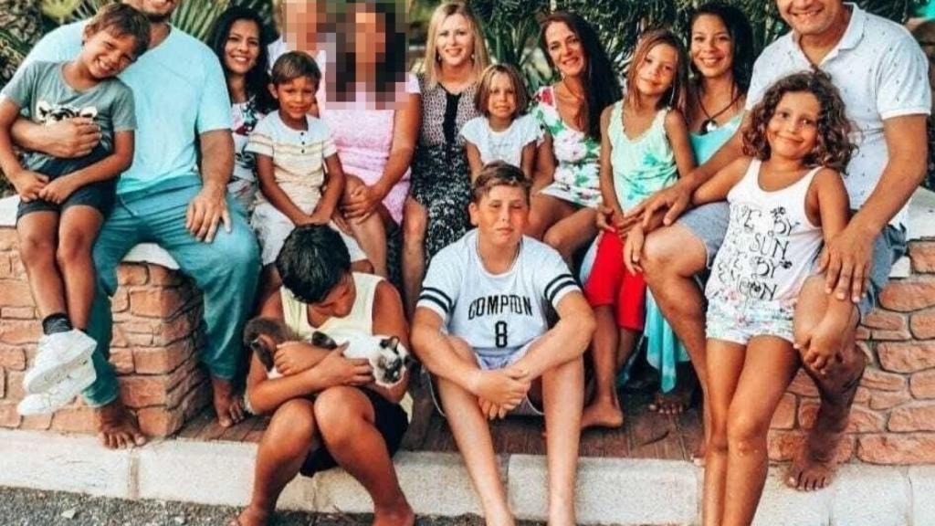 El grupo que salió de Alemania y que vive en una antigua casa rural de Mutxamel, en una imagen cedida por ellos.