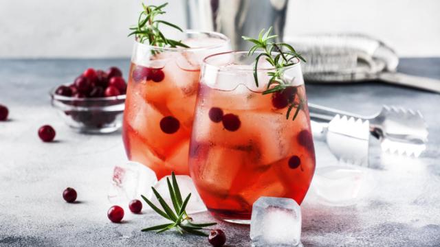 Receta para hacer un gin tonic de frutos rojos, el mejor cóctel con ginebra.