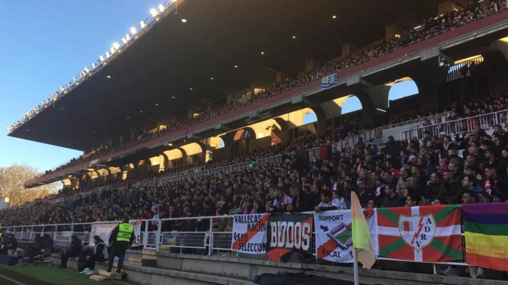 Estadio Municipal del Vallecas con la afición del Rayo Vallecano animando