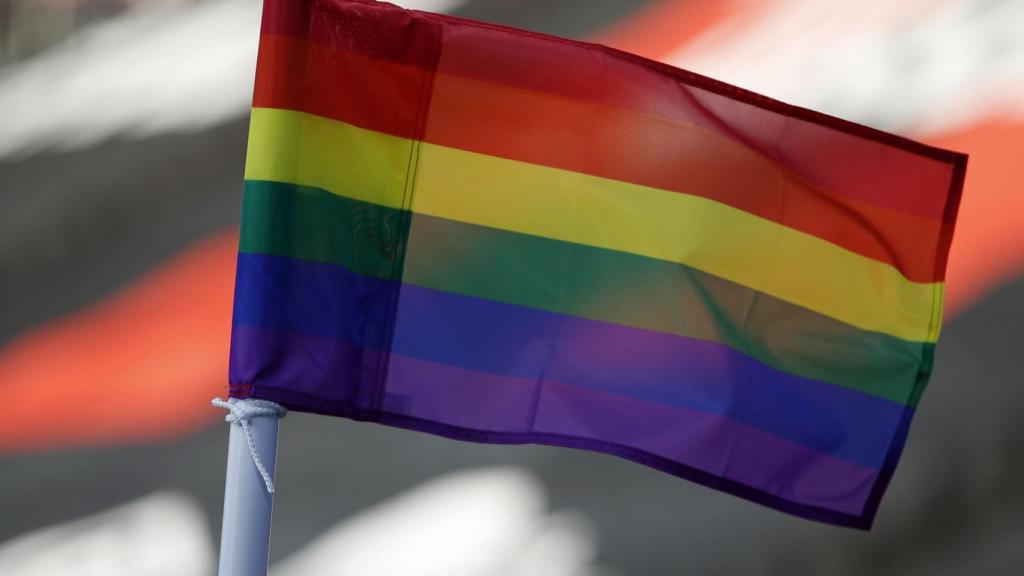 Banderín de fútbol con la bandera LGTBI