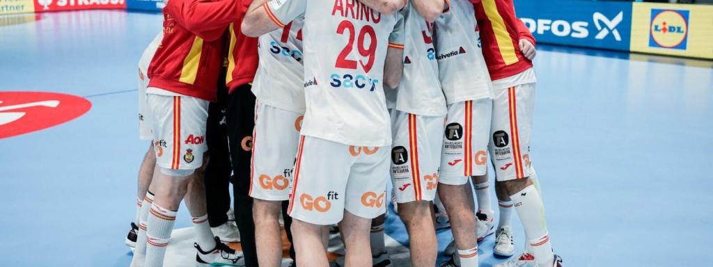 Aitor Ariño, en el medio de la piña de la selección de balonmano