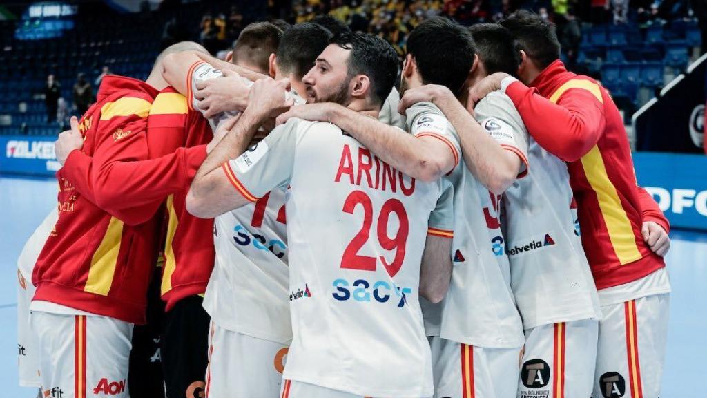Aitor Ariño, en el medio de la piña de la selección de balonmano