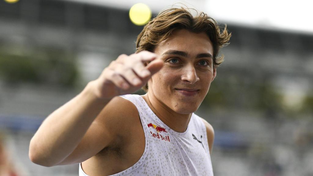Armand Duplantis feliz tras una competición