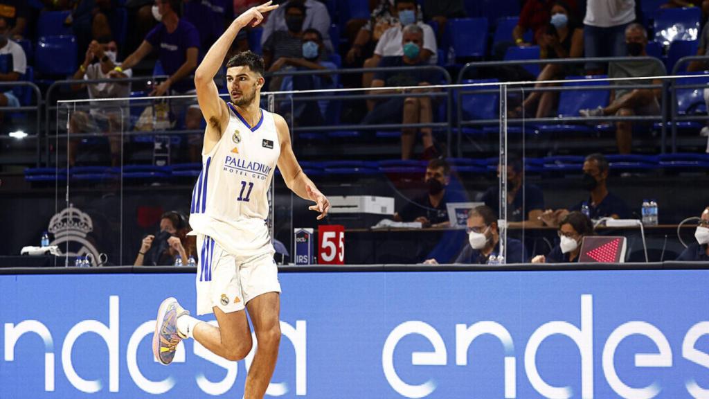Tristan Vukcevic celebrando una canasta con el Real Madrid
