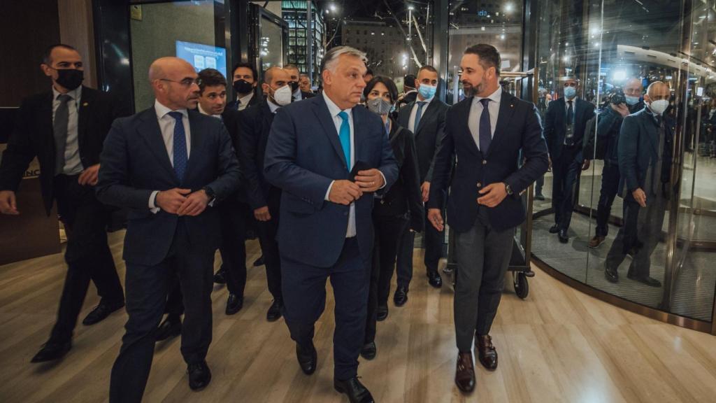 Jorge Buxadé, eurodiputado y portavoz de Vox, junto a santiago Abascal y el primer ministro húngaro, Viktor Orbán.