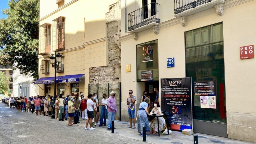 Irene Vallejo apoyó con una firma a la Librería Proteo.
