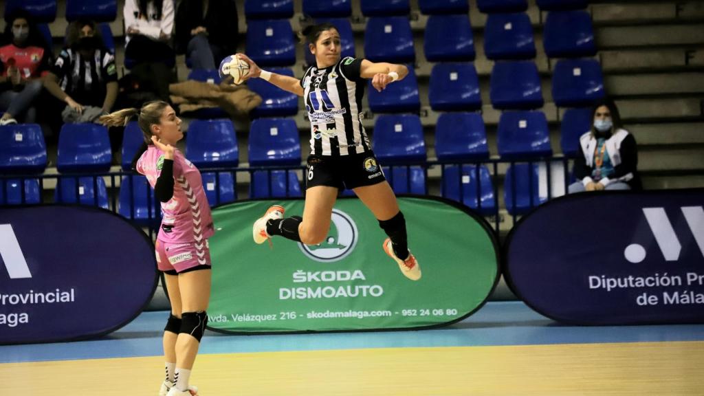 Estela Doiro, gran portagonista del partido, dispara a puerta.