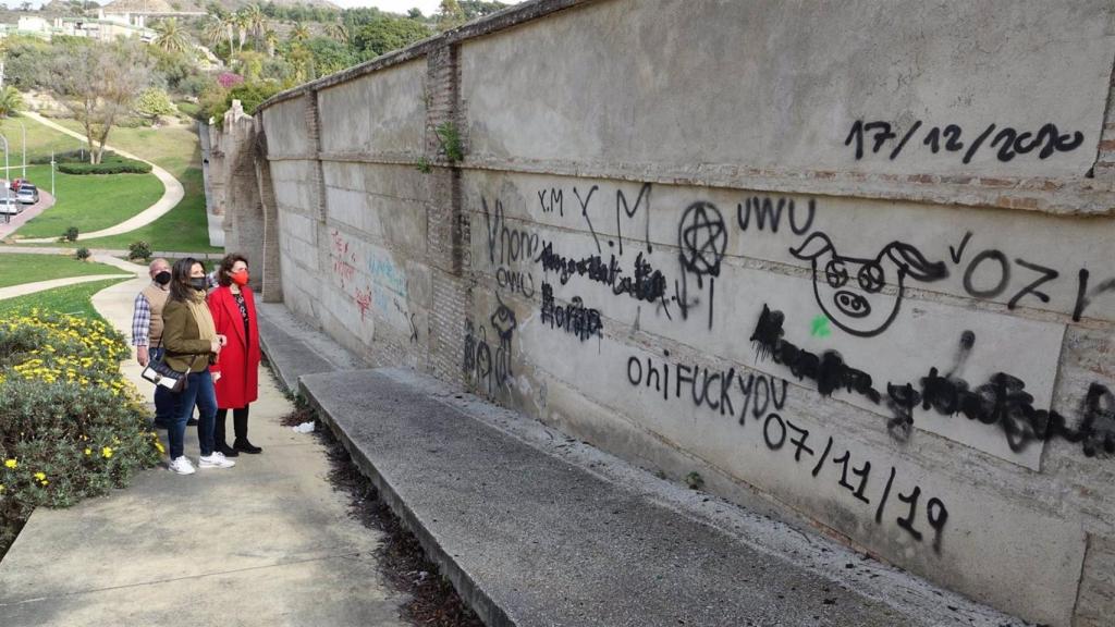 Las concejalas socialista Rosa del Mar Rodriguez y Lorena Dona.