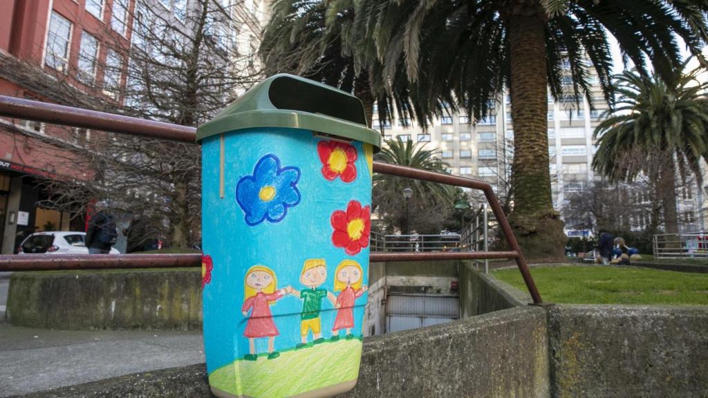 Una de las papeleras diseñadas por los estudiantes.