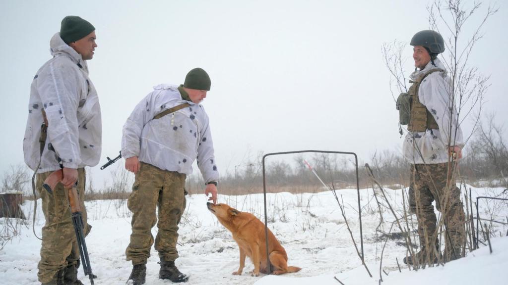 Una mujer pasea junto a un tanque T-34 en Donetsk.