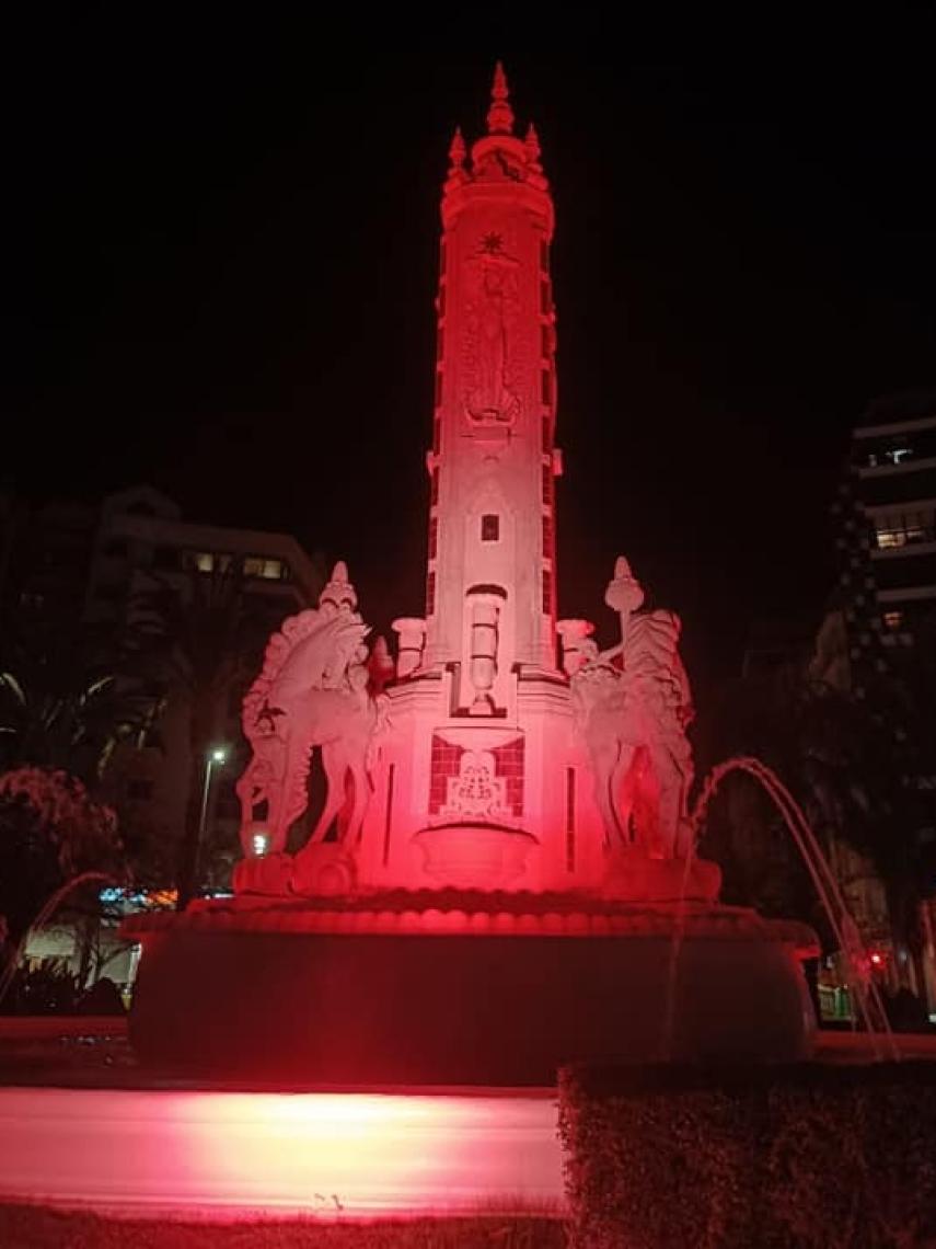 La plaza de Lucero, iluminada de rojo carmesí, este pasado sábado.