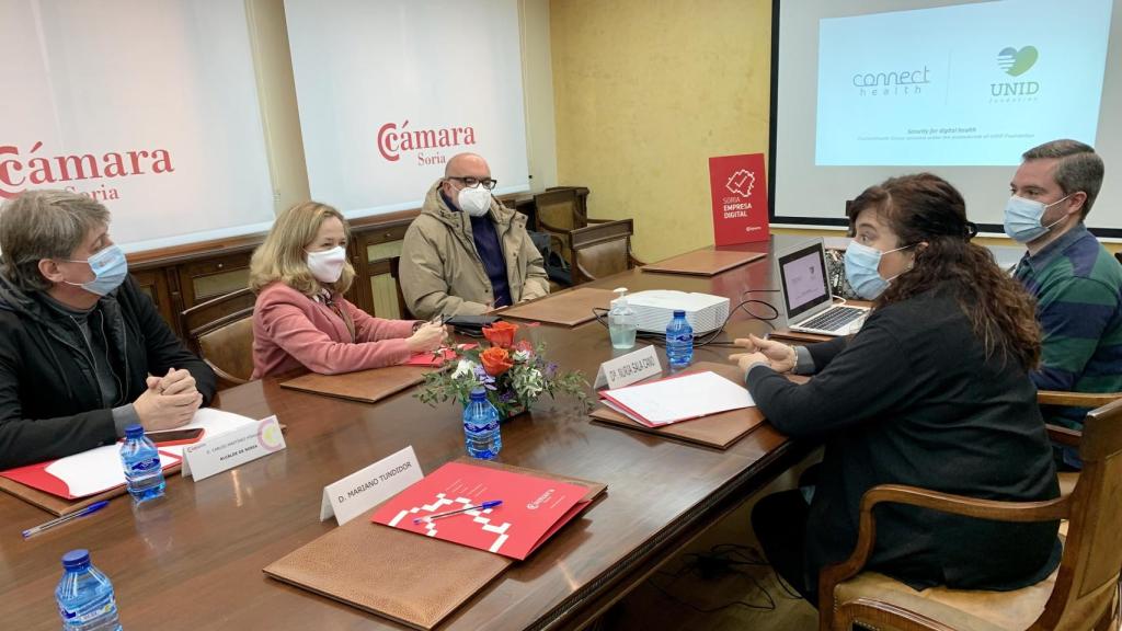 La ministra de Asuntos Económicos, Nadia Calviño, junto a los representantes de la Cámara de Comercio de Soria hoy en esta provincia