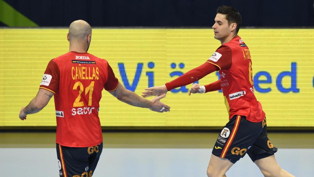 Joan Cañellas y Ángel Fernández celebran un gol.
