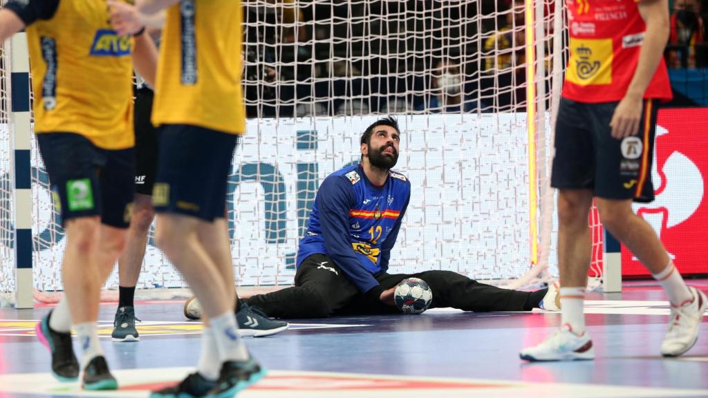 Rodrigo Corrales se lamenta en el suelo.