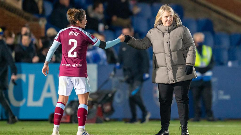 El saludo entre la entrenadora del Chelsea FC, Emma Hayes, y la defensa del West Ham Zaneta Wyne.