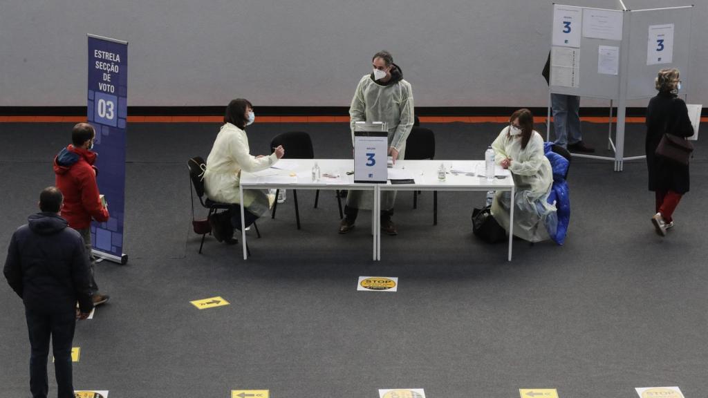 Los portugueses acuden a las urnas con cifras récord de contagios.