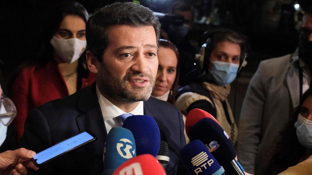 André Ventura habla con la prensa en la noche electoral.