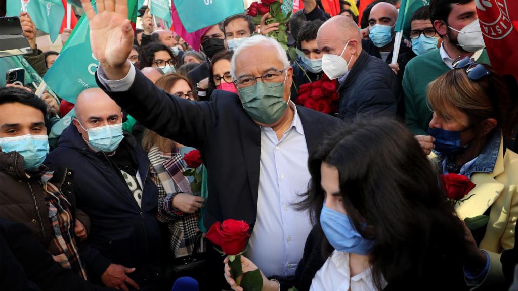 António Costa anima a votar durante la jornada electoral.