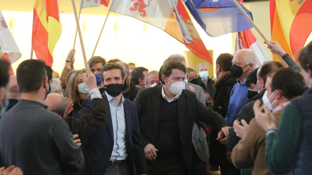 Mañueco junto a Pablo Casado antes de comenzar el mitin en Ávila