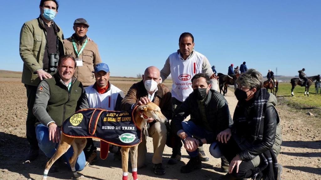 ICAL. El candidato del PP a las Cortes por Valladolid, Jesús Julio Carnero junto al galgo campeón de España en Nava del Rey