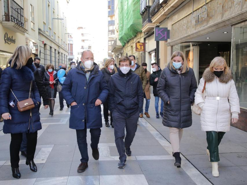 Martínez-Almeida pasea por Zamora junto a los candidatos del PP zamorano